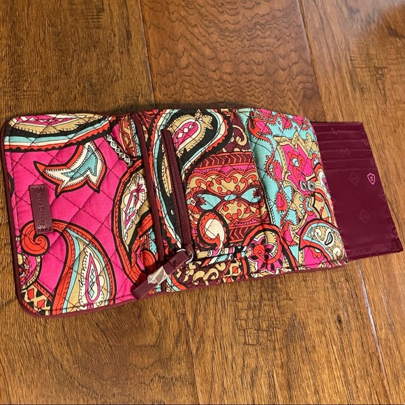 NWOT Vera Bradley Riley compact wallet bold paisley RFID - Picture 3 of 6
